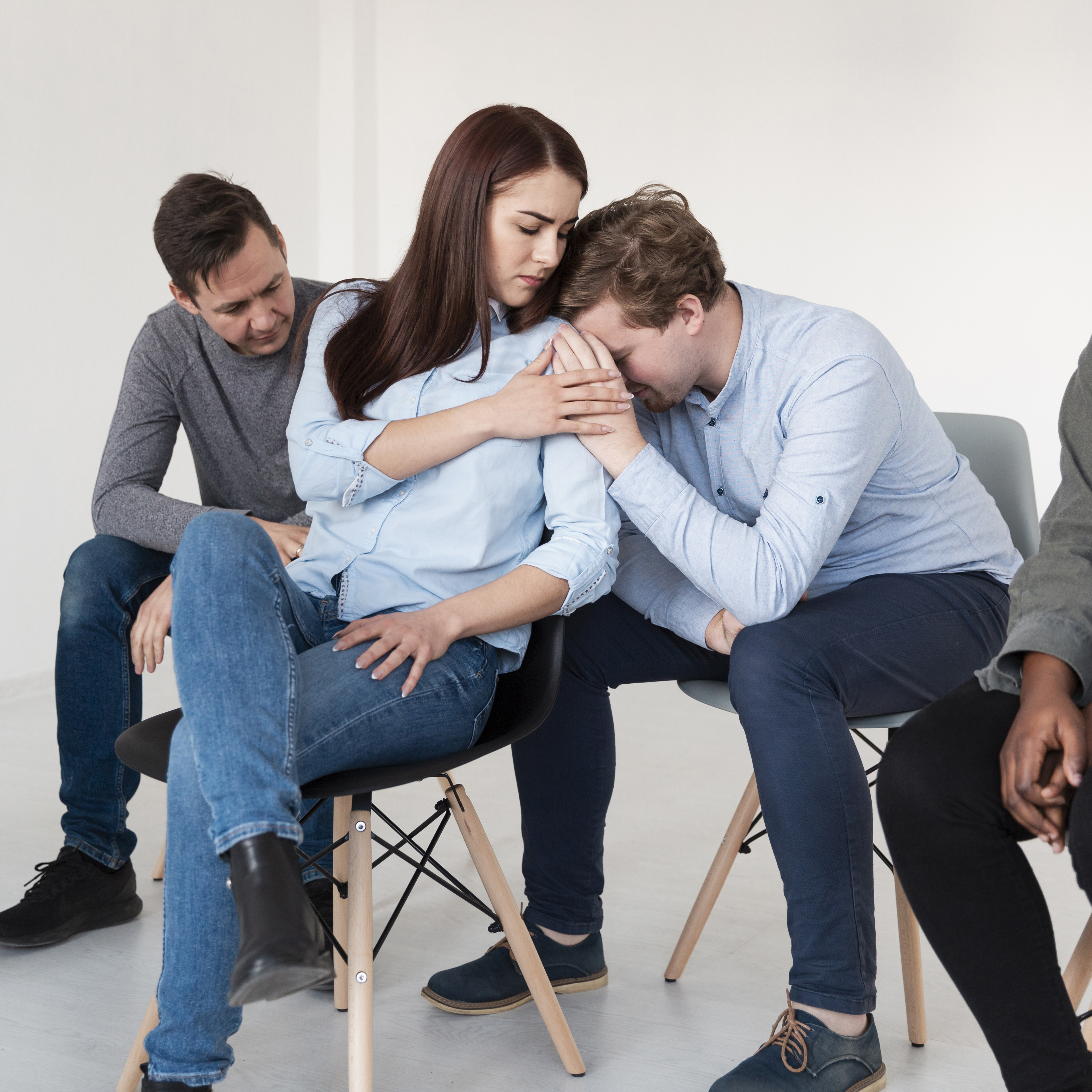 hermosa mujer consolando paciente de rehabilitacion