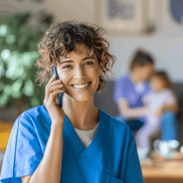asistente medica hablando por telefono.